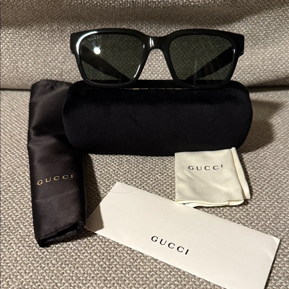 Gucci Authentic UNISEX NEW Black Sunglasses with Accessories
